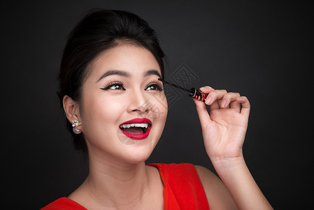 化妆品和化妆品概念 亚洲女性做化妆师的眼睫毛黑面纱女士眼睛刷子女孩皮肤背景图片
