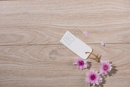 带木木背景的彩花的空白白色白标签纸 顶视图 蒙上展示庆典粉色卡片母亲妈妈们生日花朵花束玫瑰背景图片