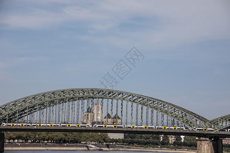 拱桥大教堂蓝色城堡绿色铁路天空爱情棕色背景图片