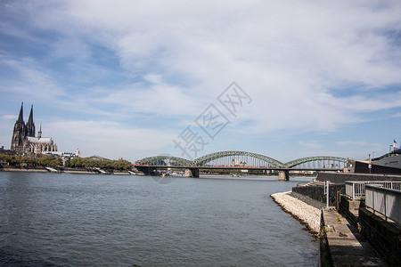 拱桥大教堂蓝色棕色爱情铁路绿色城堡天空背景图片