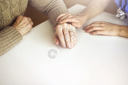 关爱帕金森握手 关爱 信任 治疗和支持胰腺女性帮助皱纹家庭男人朋友疾病退休孤独背景