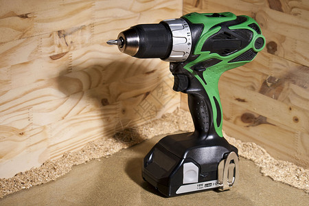 铁质工具电钻绿色动力钻探概念照片木头建造电钻承包商技术木匠钻孔机器工作螺丝刀背景