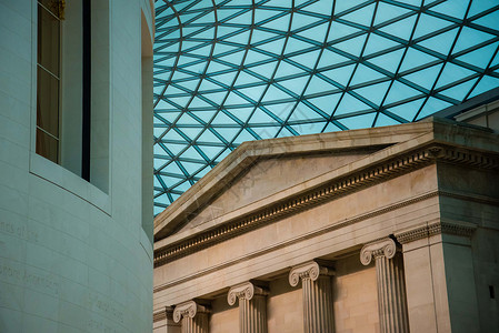 大英博物馆大中庭的未来派玻璃天花板屋顶与柱子和其他建筑形状并列 独特的视角背景图片