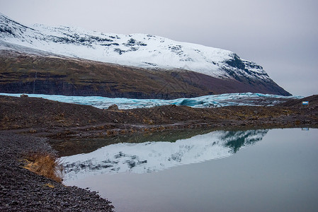 淡蓝色的水明亮蓝色冰岛冰川的魔力背景