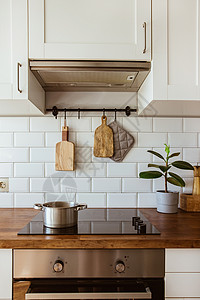 在现代白色厨房的炉灶上煮一个锅子 把水泡在烹饪锅里炊具蒸汽装饰风格桌子泡沫橱柜电磁炉水蒸气房子背景图片