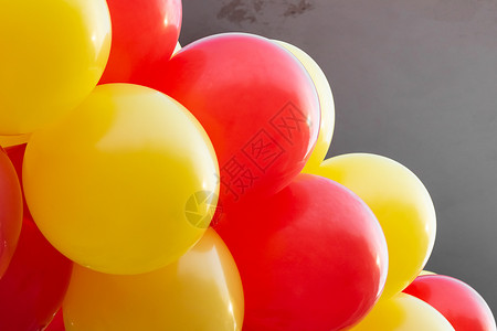 红色和黄色气球大楼上的黄气球和红气球建筑仪式个性欲望红色庆典街道自由摄影城市背景