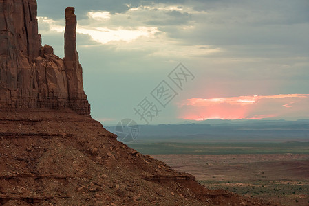 犹他古迹山谷 Butte 详细描述日落时的图像背景图片