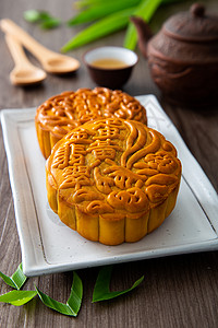 月饼加中国茶蛋黄文化蛋糕庆典甜点茶壶月亮节日面包食物背景图片
