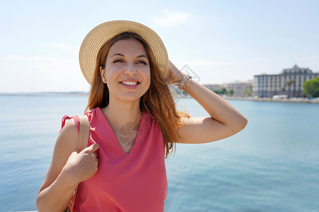阿普利亚美丽的微笑着的女士的肖像 仰望着城市里海边的一面背景