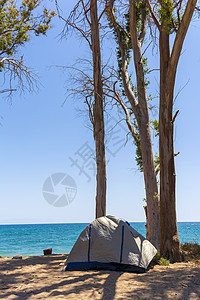 位于梅西尼亚州Velika海滩蓝海附近沙滩上的旅游帐篷天堂阳光娱乐海滩营地海景旅行自由露营支撑背景图片