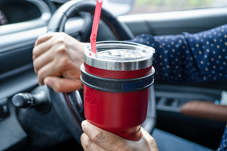 亚洲女士在车里喝着冰咖啡 危险且有意外风险高清图片