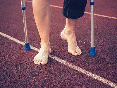 妇女在被医疗棍棒打伤后用膝盖围着膝部走路体操康复女性身体运动训练治疗骨头赤脚护膝背景