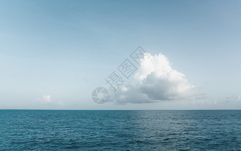 在海风景的蓝天的一朵大白色云彩 云在海水全景 地平线 美丽的热带加勒比夏日海景全景 多云天气与复制空间海岸大云晴天海洋旅行白云天背景图片