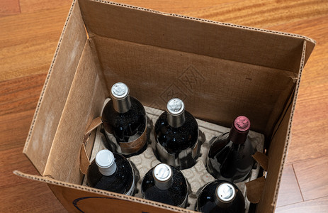 裸心堡家产后六瓶葡萄酒开箱或箱背景