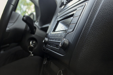 特写里面的汽车内部 汽车的仪表板和内饰运输纽扣车轮齿轮黑色控制板发动机技术选择驾驶背景图片