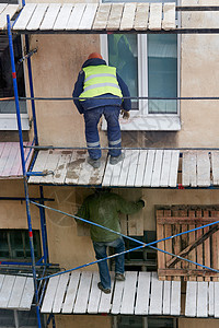 建造者安装木制脚架 以整修旧房子木材财产材料脚手架建造工作装修安全构造工程背景图片