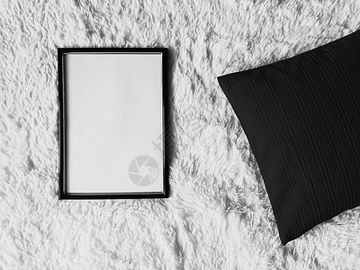 带空白复本空间的薄木板 作为海报照片印版模型 黑枕头 毛绒白色毯子 平面背景和艺术产品风格被子平铺木头嘲笑家具羽绒被装饰格子框架背景图片