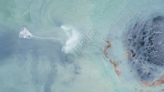 蓝色背景上的水滴在不同方向的波浪中散开漩涡艺术墨水液体大理石艺术家插图花纹墙纸酒精背景图片