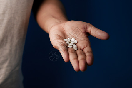 人手手里的药 从药丸容器里溢出剂量治疗药店胶囊病人医疗药片止痛药疾病抗生素背景图片