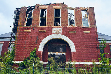 被废弃的红砖小高中 窗户破碎 没有非法闯入标志高清图片