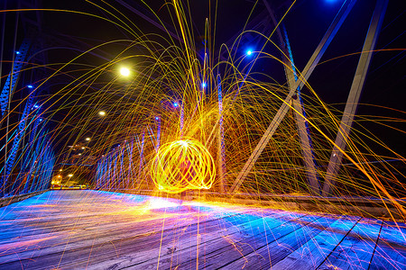 夜间 黄色火花在桥上飞舞 内球由多个黄光环组成背景图片