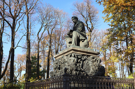 俄国著名法务主义者伊万·克里洛夫在俄罗斯圣彼得堡夏令花园的纪念碑背景图片