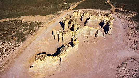 位于平坦沙漠地区的方尖石岩结构Name高清图片