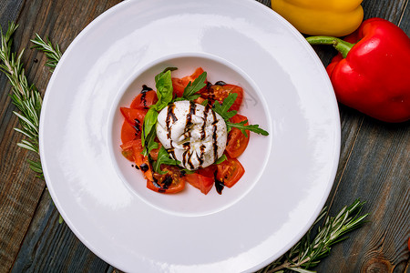 沙拉加土豆奶酪和西红柿在盘子上白色沙拉菜单饮食布拉塔红色食物餐厅小吃美食背景图片