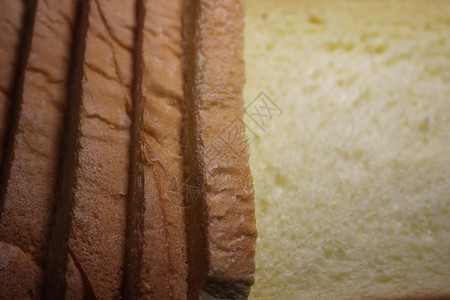 最新准备的面包面包切片的封顶视图饮食脆皮质地午餐面包片谷物包子早餐小麦棕色背景图片