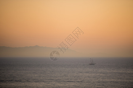 Catalina岛戏剧性的海景 远处有船舶和山丘高清图片