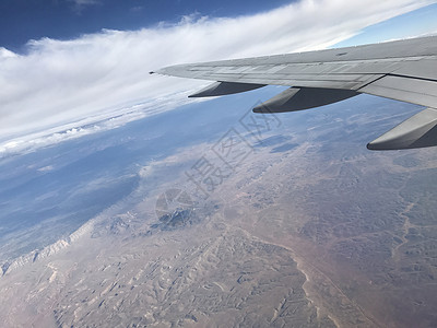 地球翅膀素材美国西部波浪纹理的飞机翼窗口视窗视图美国西部蓝色高度喷射翅膀气氛阳光运输旅游天空商业背景