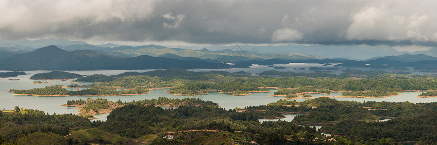 苯酚瓜塔佩的望着多层美丽的陆地水和地形背景