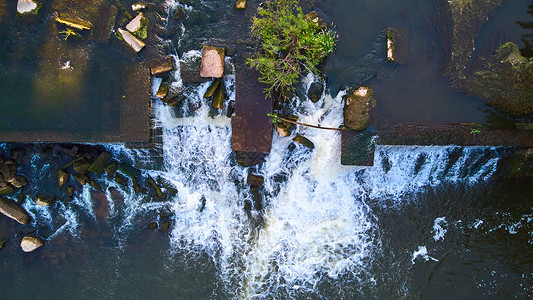 向下看人造水坝 以建造有瀑布的河流高清图片