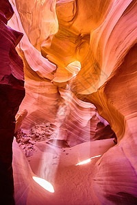 穿过橙色峡谷岩石的浅洞孔高清图片