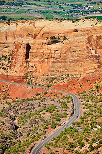 穿越大沙漠峡谷的红岩悬崖横穿大沙漠峡谷的景象旅游道路背景图片