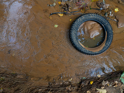 轮胎在河底沙地上 生态状况很差圆圈溪流图片素材