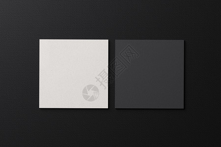 名片印刷黑色现代织物表背景上的白色方形纸名片样机 品牌展示模板印刷图形设计 两张卡片模拟 3D插画渲染推介会正方形公司广告办公室笔记打印背景