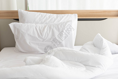 清晨 白色未整理的床铺在优雅的家中 阳光明媚 白色窗帘背景 室内设计和豪华家具概念 室内生活方式和懒惰活动主题奢华尺寸用品房间卧背景图片