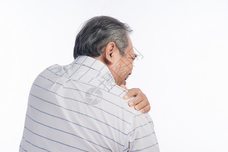 身受肩部疼痛的老年男子背景图片