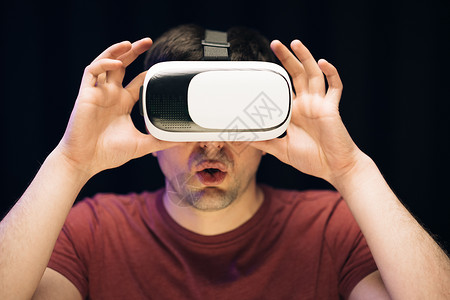 新体验英俊的男人戴着虚拟现实耳机 增强现实 在室内使用现代 3D vr 眼镜的人 学生使用 VR 眼镜玩耍背景