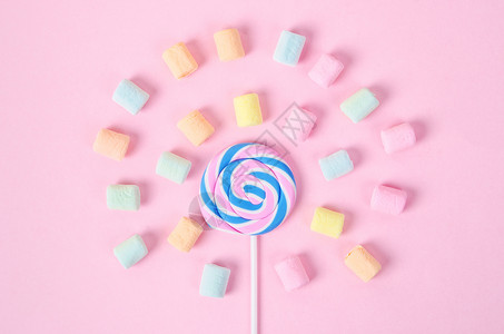 五颜六色的棉花糖和甜蜜的糖果背景图片