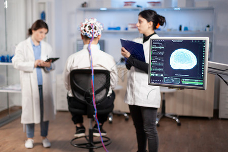 身着表演者eeg头耳机扫描大脑的病人高清图片