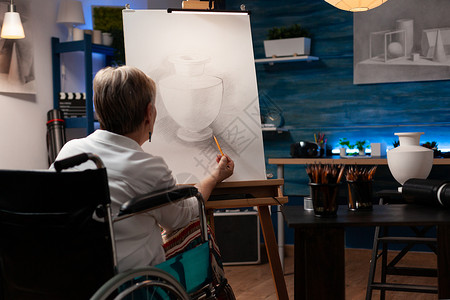 老年人房间画残疾老人艺术家在画布上绘制花瓶设计帆布绘画工具想像力职场创造力杰作成人房间作坊背景