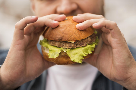 超合身的人吃汉堡 高品质的照片高清图片