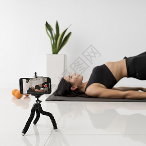 运动视频女性影响者在家锻炼运动 高品质照片背景