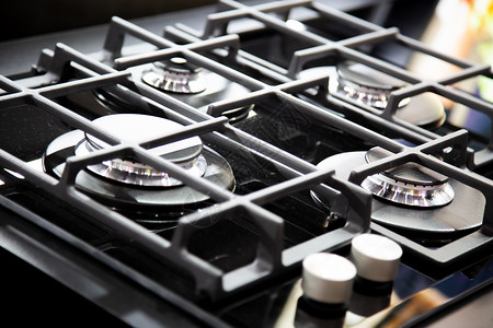新的现代燃气炉 厨房有4个燃烧炉 不锈钢表面是厨房灶台金属气体家庭器具火炉格栅炊具食物电器背景图片