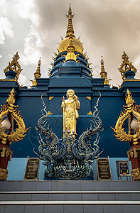 在著名的十蓝寺精心制作的金佛像雕塑旅游文化宗教地标装饰佛教徒艺术蓝色历史性风格背景图片