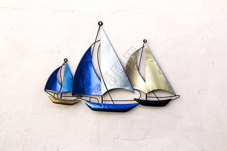 墙上的帆船白色墙上的装饰性船只纪念品作品手工艺术旅行巡航金属海洋游艇装饰背景