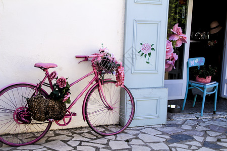 装饰店门口的粉色古董自行车背景