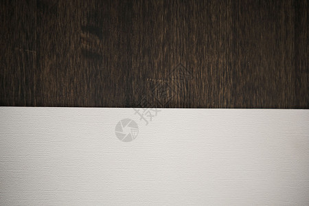 深色木材纹理背景上的一半白皮书 横向分离背景图片